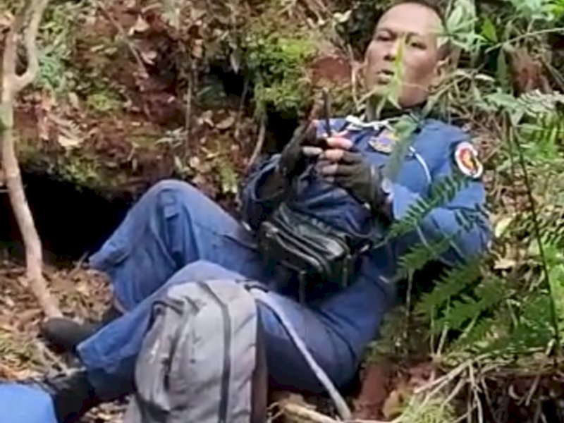 Korban kecelakaan helikopter yang mengangkut rombongan Kapolda Jambi Irjen Rusdi Hartono, di tengah hutan Bukit Tamia, Muara Emat, Kabupaten Kerinci, Jambi, Ahad (19/2/2023). (istimewa).