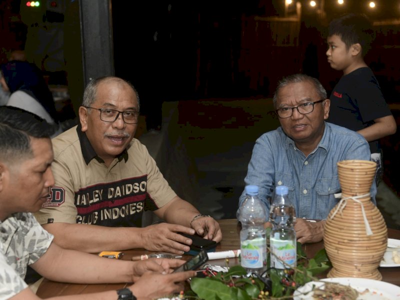 Polisi senior Ilham Arief Sirajuddin (IAS) nostalgia bareng seniornya, Agus Arifin Nu'mang. @Jejakfakta/Reza Arifuddin