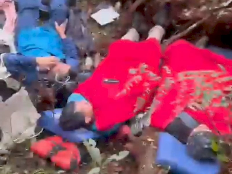 Rombongan Kapolda Jambi Irjen Pol Rusdi Hartono yang sedang terbaring di atas selimut. (tangkapan layar)