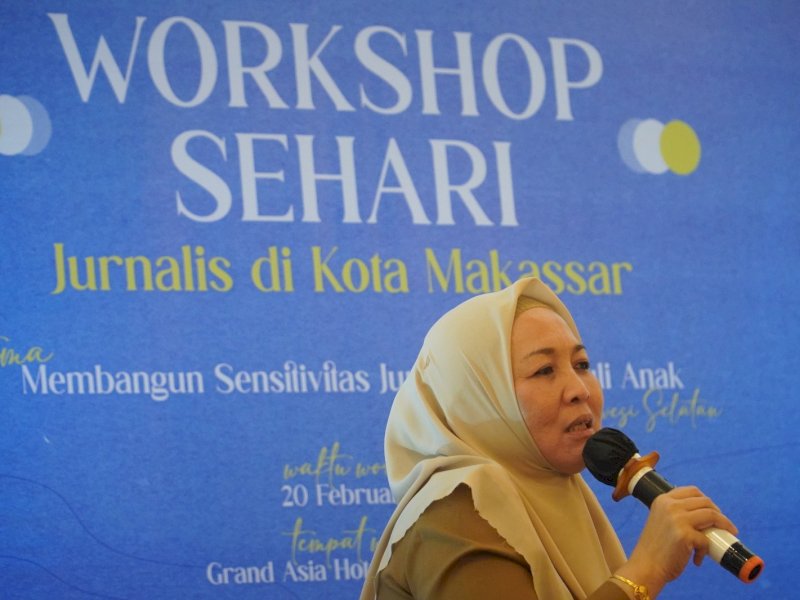 Plt Kadis Kominfo Provinsi Sulawesi Selatan, Sukarniaty Kondolele saat memberikan materi pada Workshop  Jurnalis yang diselenggarakan AJI Makassar kerja sama UNICEF di Makassar. @Jejakfakta/ist.