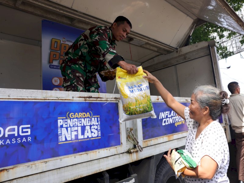 Dinas Perdagangan (Disdag) Makassar mengadakan operasi pasar di lima pasar tradisional di Makassar, Senin (20/02/2023). @Jejakfakta/ist.