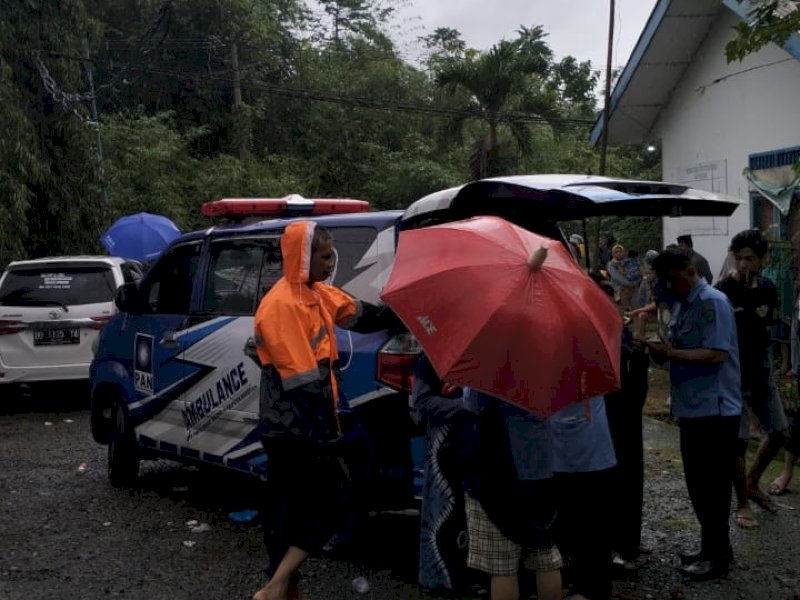 Evakuasi mayat Rahmat (43), karyawan PDAM Kabupaten Maros, dari belakang kantor PDAM Tanralili, Kecamatan Tanralili, Maros, Selasa (21/2/2023).