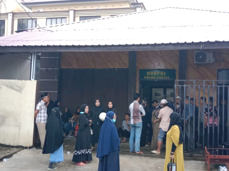 Sejumlah kerabat almarhum Rahmad Dg Mone (43) berdatangan ke RS Bhayangkara, Makassar, Jl Mappaodang, Selasa (21/2/2022). Mereka menunggu hasil autopsi mayat Rahmad Dg Mone. (jejakfakta/Samsir).