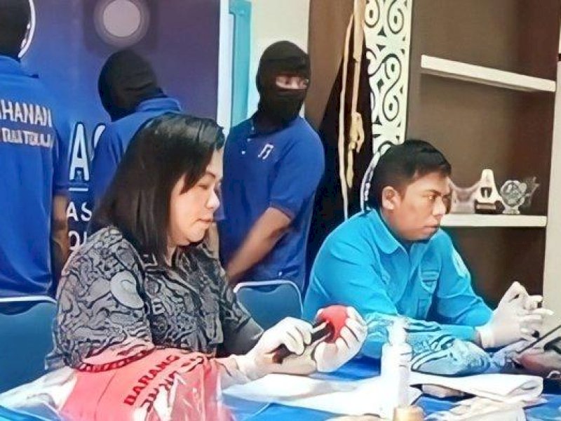 Salah satu tersangka pengedar narkoba mengaku dilindungi Polres saat konferensi pers BNNK Tana Toraja, Rabu (15/2/2023). @Jejakfakta/screenshot