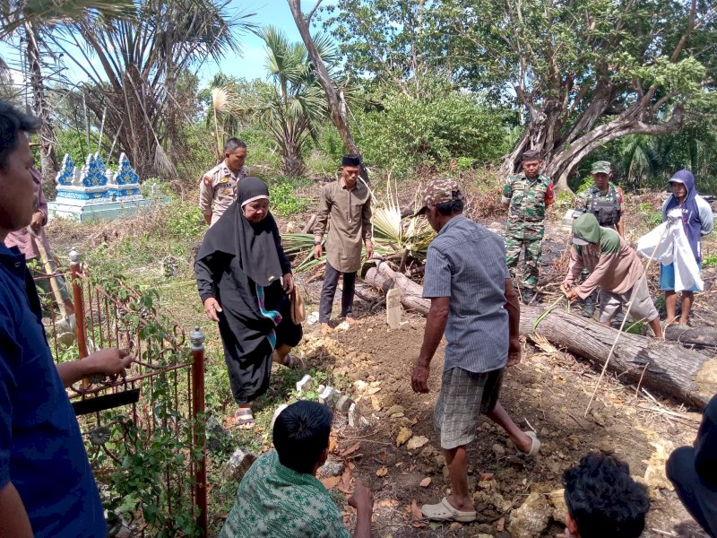 Saat pemakaman jenazah J di Desa Awang Cenrana, Kecamatan Kecamatan Cenrana, Kabupaten Bone, Sulsel, 17 Februari 2023. J diduga korban pemerkosaan secara beramai-ramai di Cenrana. @Jejakfakta