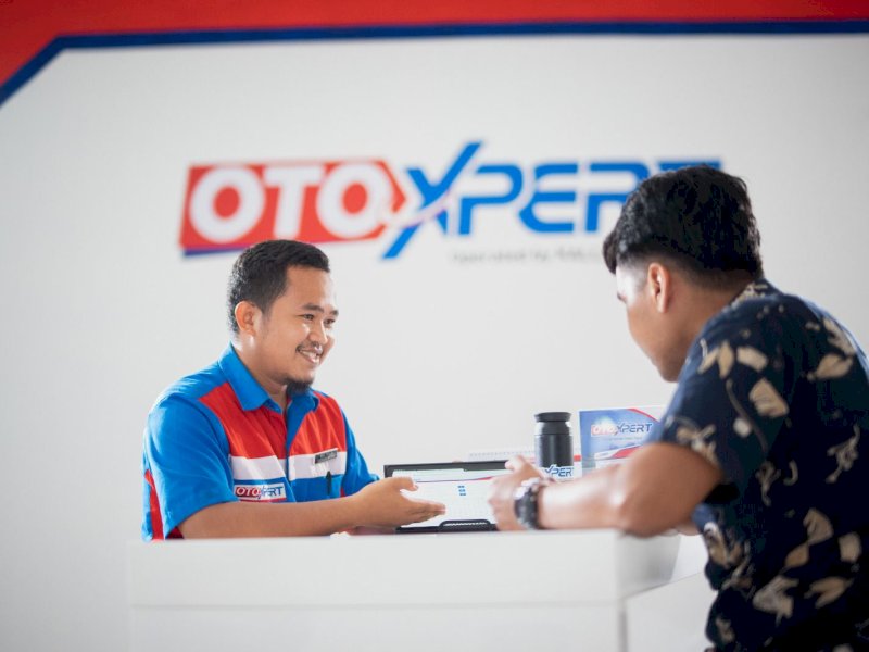 Pelanggan sedang berkonsultasi bersama teknisi OtoXpert. OtoXpert kembali menghadirkan program menguntungkan bertajuk OtoXpert Peduli Banjir Makassar. Promo ini memberikan penawaran spesial serta layanan servis yang hemat, cepat, dan tepat kepada pengguna kendaraan all brand untuk menikmati beragam benefit menarik. @Jejakfakta/OtoXpert 