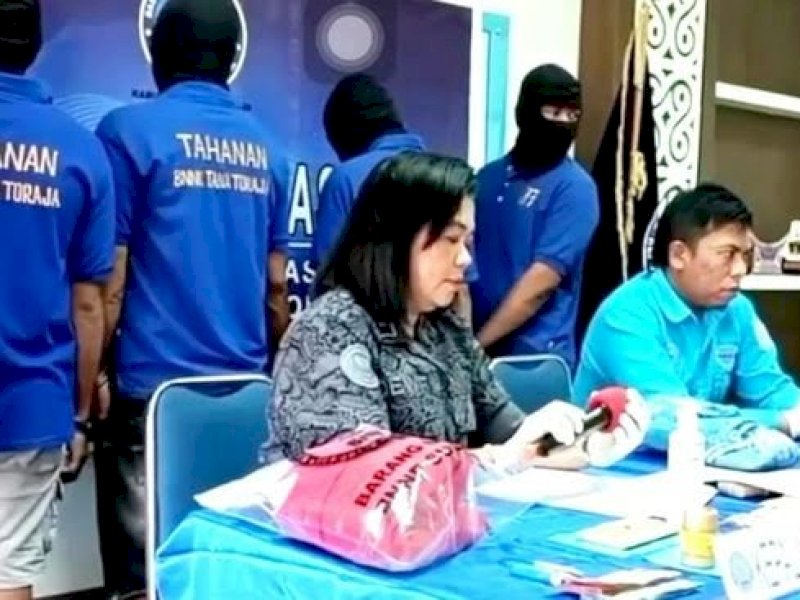 Salah satu tersangka narkoba berbalik saat konferensi pers BNNK Tana Toraja dan mengaku aksinya dibekingi polisi. @Jejakfakta/Ist