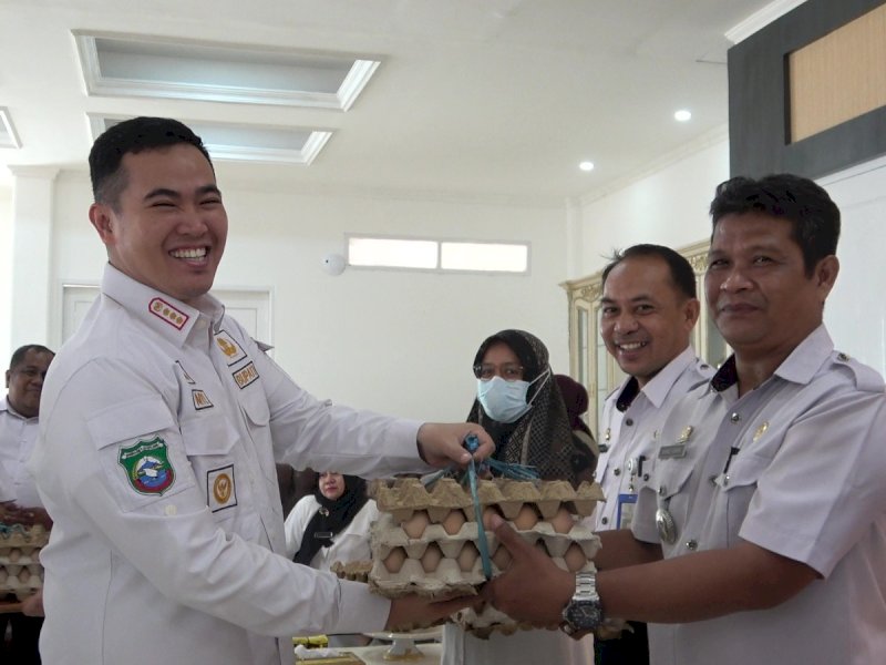 Bupati Pangkep Muhammad Yusran Lalogau (MYL) membagikan bantuan telur secara simbolis di Aula Rujab Bupati Pangkep, Rabu (22/2/23). @Jejakfakta/ist.