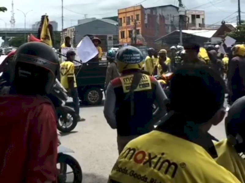 Ratusan pengemudi Maxim melakukan aksi demo di depan Gedung DPRD Sulsel, Kamis (23/2/2023) sore. @Jejakfakta/tangkapan layar 
