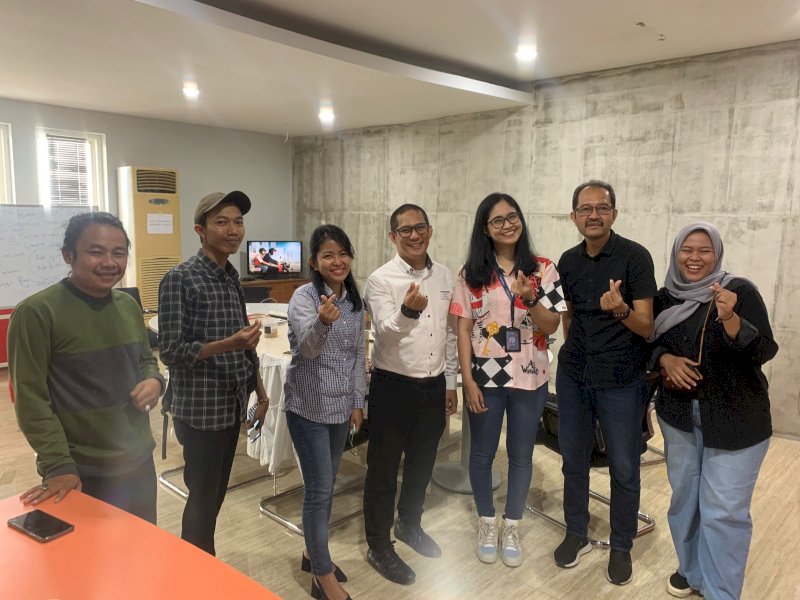 Marcom Manager Mercure Makassar Nexa Pettarani, Mustahab Nur Iman (kemeja putih) saat berkunjung ke kantor redaksi Jejak Fakta, Kamis (23/2/2023). @Jejakfakta