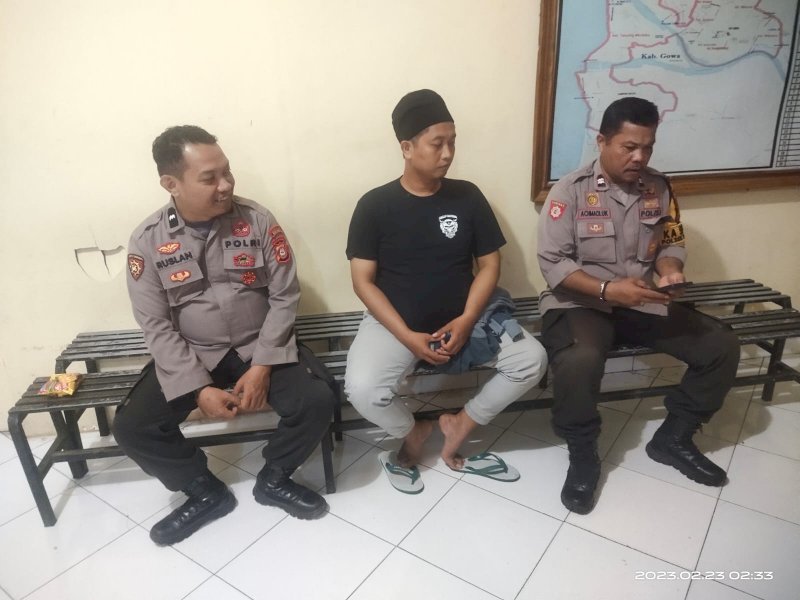 Pria berinisial HR (tengah) yang berpura-pura menjadi anggota Brimob Polda Sulsel. @Jejakfakta)Atri Suryatri Abbas 