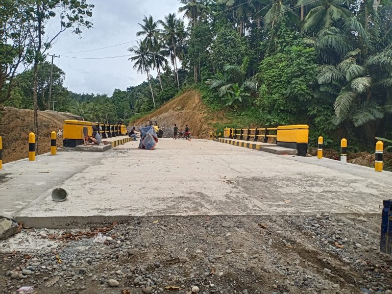 Pembangunan jembatan pada ruas Paleteang - Malaga - Kabere di Kabupaten Enrekang. @Jejakfakta/dok. humas Pemprov Sulsel