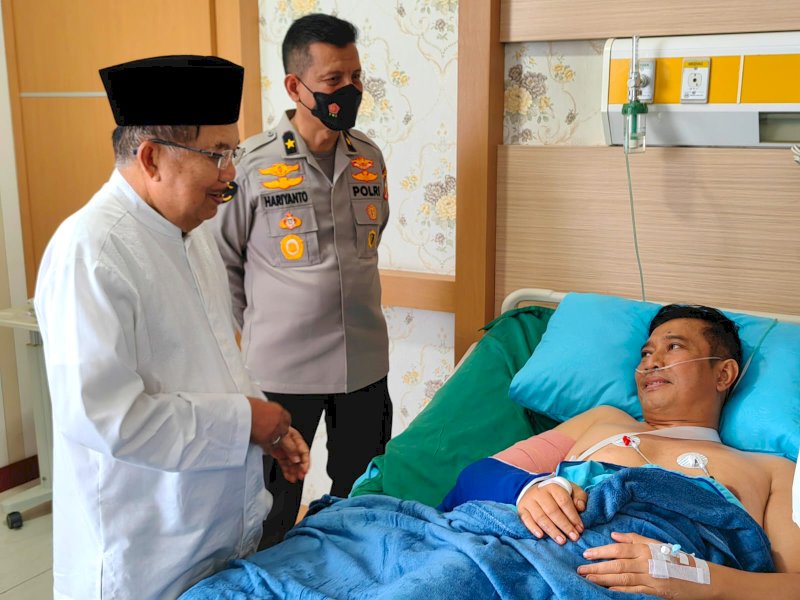 Mantan Wakil Presiden Jusuf Kalla (JK) menjenguk kapolda Jambi Irjen Pol Rusdi Hartono di RS Polri Kramat Jati, Jakarta Timur, Jumat (24/2/2023). @Jejakfakta/Rudi Gunawan