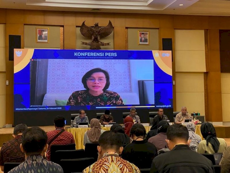 Menkeu Sri Mulyani dan jajaran Kementerian Keuangan menggelar konferensi pers terkait status pejabat Ditjen Pajak Rafael Alun Trisambodo, Jumat (24/2/2023). JIBI/Dionisius Damara.