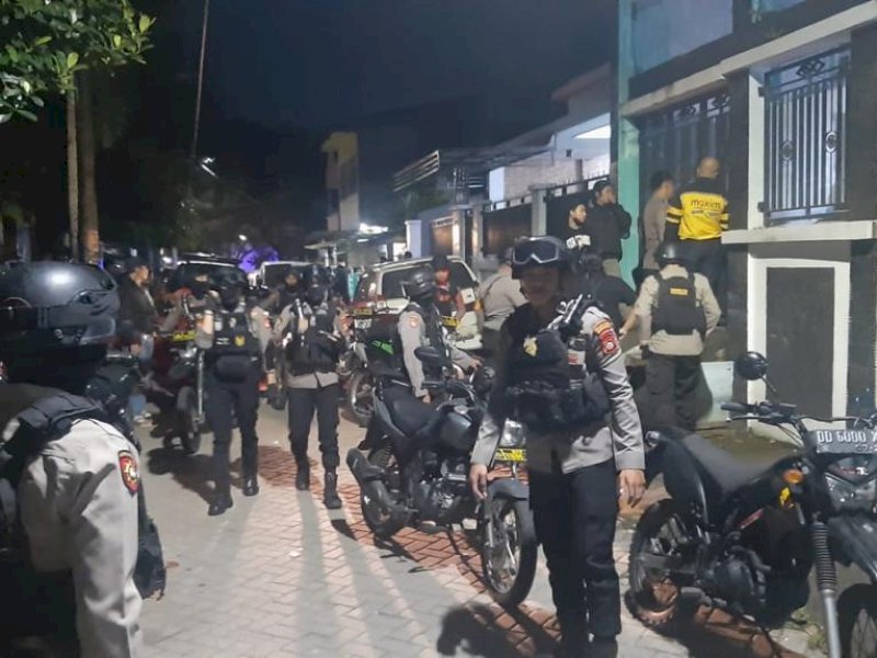 Beberapa anggota kepolisian berada di sekitar rumah pelaku tepatnya di Jalan Datuk Ribandang III No. 8, Kelurahan La'latang, Kecamatan Tallo, Kota Makassar pada Jumat (24/2/2022) kemarin. Dok. Humas Polrestabes Makassar 