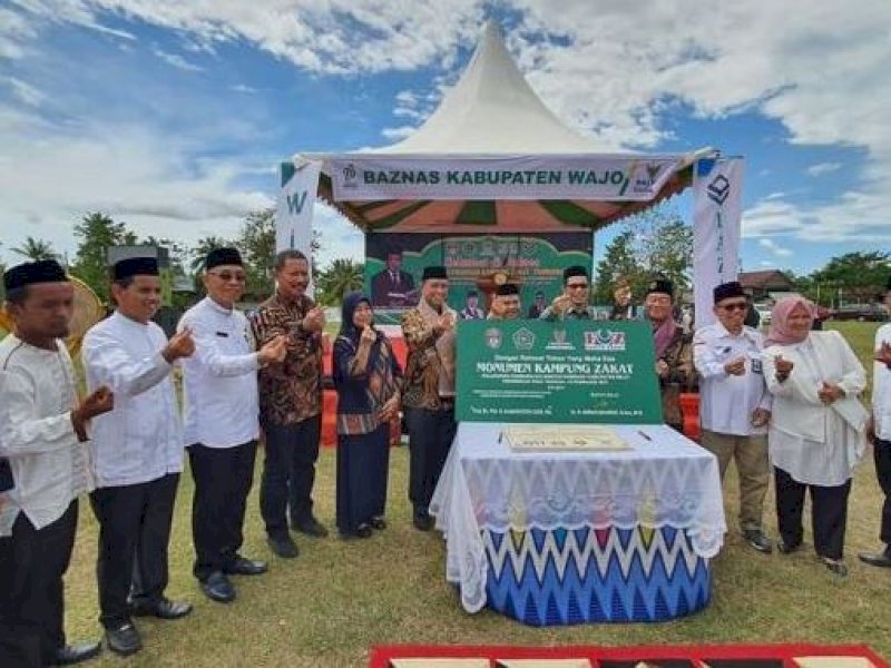 Dirjen Bimas Islam Kemenag RI, Kamaruddin Amin meresmikan Kampung Zakat di Desa Pammana, Kabupaten Wajo, Sulsel, Jumat (24/2/2023). @Jejakfakta/Ist.