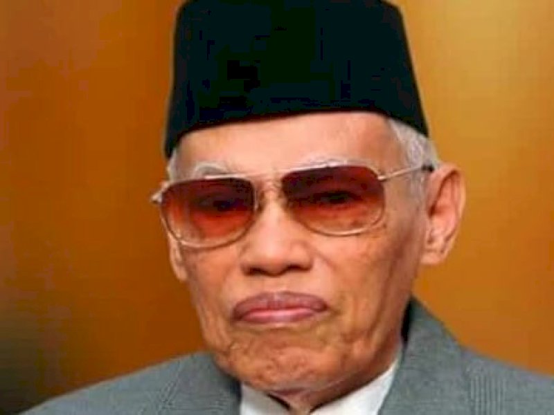 KH Ali Yafie, Ketua Umum Majelis Ulama Indonesia Pusat (Ketum MUI 1998-2000).