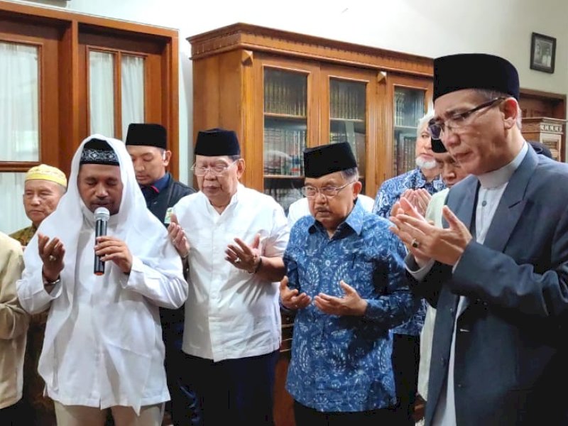 Mantan Wakil Presiden Jusuf Kalla (JK) melayat ke rumah duka Andre Gurutta KH. Ali Yafie. @Jejakfakta/Rudi Gunawan