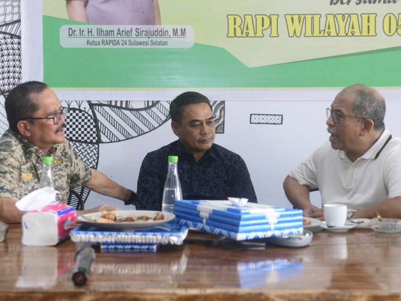 Andi Herman Sampara saat silaturahmi anggota dan Pengurus RAPI Bone bersama IAS, di Melocca Kopi, Jalan Sultan Hasanuddin, Watampone, Bone, Ahad (26/2/2023). @Jejakfakta/Reza Arifuddin 