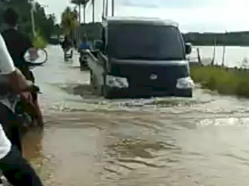 Jalan poros Lamaseri di Desa Nagauleng, Kecamatan Cenrana, Kabupaten Bone, Sulawesi Selatan masih saja tenggelam ketika air sungai Cenrana pasang, Februari 2023. (ist).
