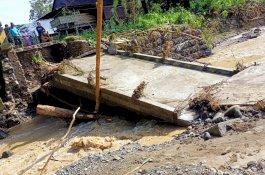 Air Bah Hantam Desa Cemba, Jembatan Akses Dua Desa di Enrekang Terputus