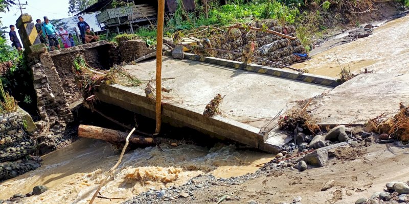 Air Bah Hantam Desa Cemba, Jembatan Akses Dua Desa di Enrekang Terputus