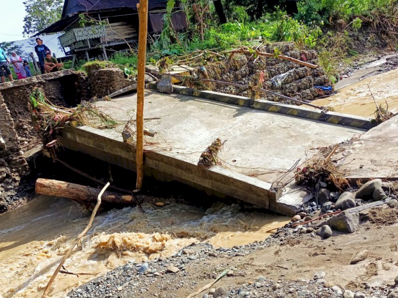Jembatan Ambruk. Jembatan poros Membura, Katimbang, Desa Cemba Enrekang terputus, Senin (27/2/2023). @Jejakfakta/Qahar
