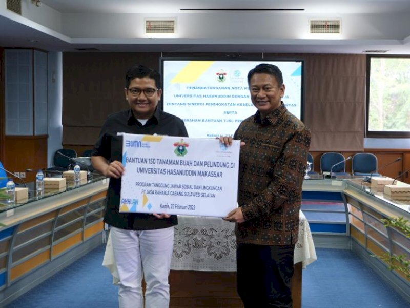 PT Jasa Raharja memberikan program Tanggung Jawab Sosial Lingkungan (TJSL) berupa bantuan bibit tanaman tabebuya, ketapang, dan mangga kepada Universitas Hasanuddin pada Hari Kamis (23/2/2023) lalu di Gedung Rektorat Universitas Hasanuddin, Jl. Perintis Kemerdekaan Kota Makassar. Foto: Humas Jasa Raharja Cabang Sulsel 