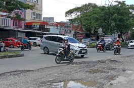 Jalan Penghubung Makassar-Gowa Kembali Rusak, Banyak Pengendara Tersungkur