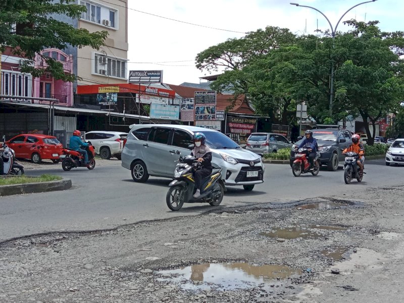 Sejumlah titik jalan rusak di Jalan Poros Hertasning atau Aroepala Makassar. @Jejakfakta/Samsir