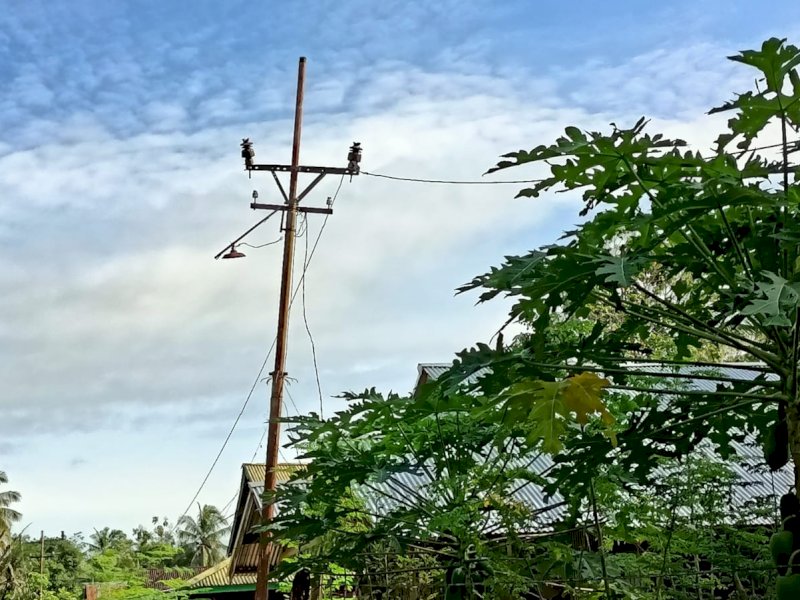 Jaringan listrik PLN di wilayah Desa Cemba Terputus usai diterjang banjir bandang, Minggu (26/2/2023) malam. @Jejakfakta/Qahar