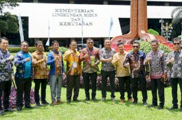 Pertama Kalinya, Bupati Andi Utta Terima Piala Adipura