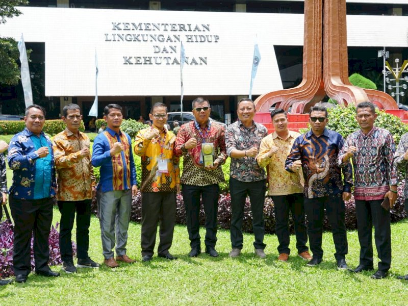 Pertama Kalinya, Bupati Andi Utta Terima Piala Adipura