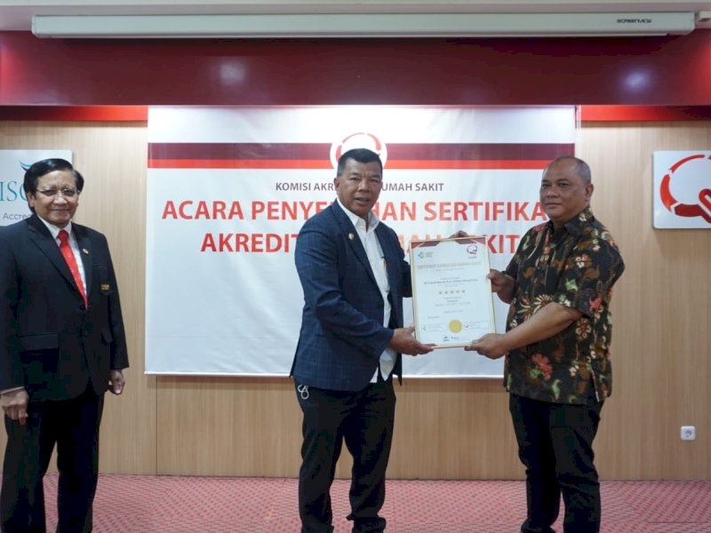 Bupati Bulukumba Andi Muchtar Ali Yusuf menerima Sertifikat Akreditasi Paripurna untuk RSUD H. Andi Sulthan Daeng Radja di Kantor KARS Jakarta, Senin (27/2/2023). @Jejakfakta/ist.