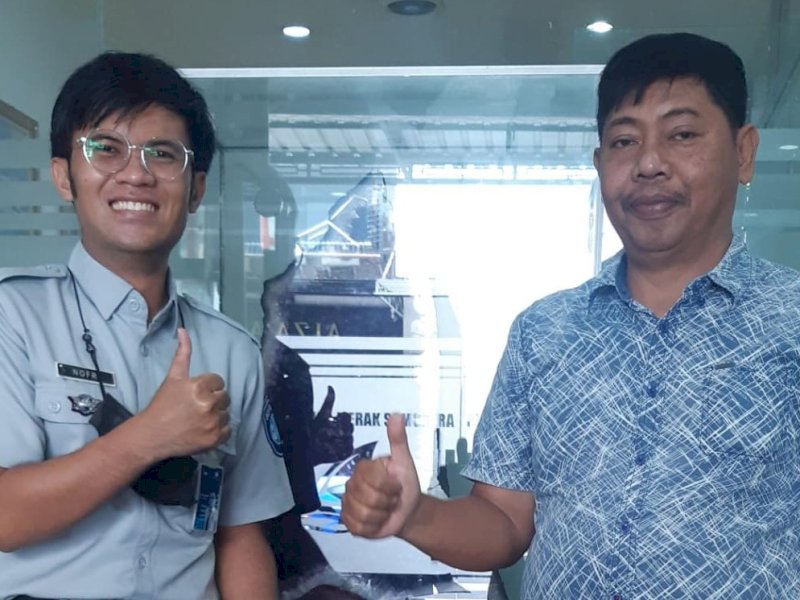 Penanggungjawab Bidang Asuransi Perwakilan Parepare, Nofrizal D. Pratama (kiri) bersama salah satu perwakilan operator kapal laut di Kota Parepare, Sulawesi Selatan. Foto: Humas PT Jasa Raharja Cabang Sulsel 