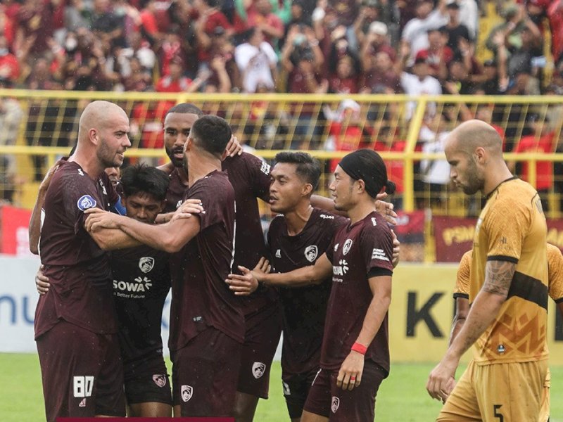 Para pemain PSM merayakan gol yang tercipta dari pemain asal Belanda, Wiljan Pluim (kiri) di menit ke-3. Pada pertandingan ini, Juku Eja keluar sebagai pemenang dengan skor akhir 2-0. Foto: Ist