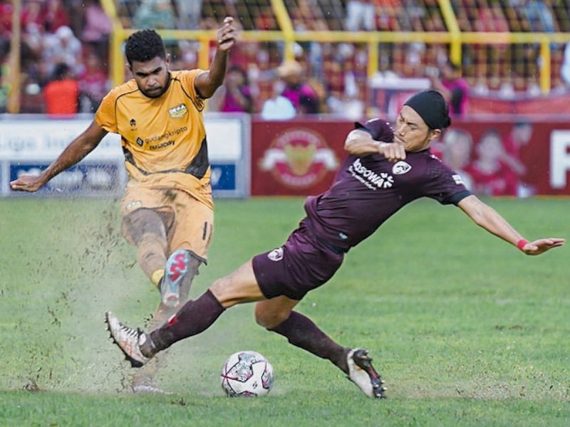 Pemain PSM Makassar, Kenzo Nambu (kanan) saat menghalau serangan pemain Dewa United. Foto: Ist