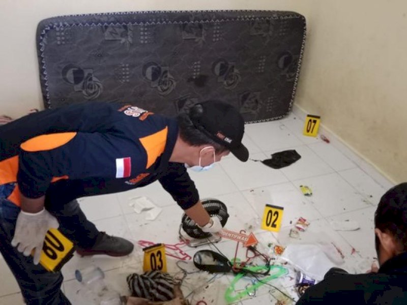 Polisi melakukan olah TKP terkait 5 pria di Makassar yang melakukan pesta miras oplosan berujung maut. Foto: Ist