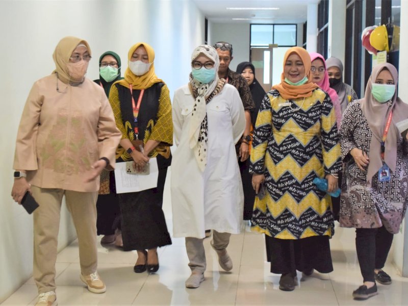 RSUD HASDR melaksanakan pembimbingan pra-persiapan sebagai proses menjadi rumah Sakit Pendidikan yang dibimbing oleh dr. Andi Wahyuningsih Attas, Sp.An.KIC.,MARS, di aula pertemuan RSUD, yang berlangsung Rabu-Kamis, (1-2/3/2023). @Jejakfakta/Ist.