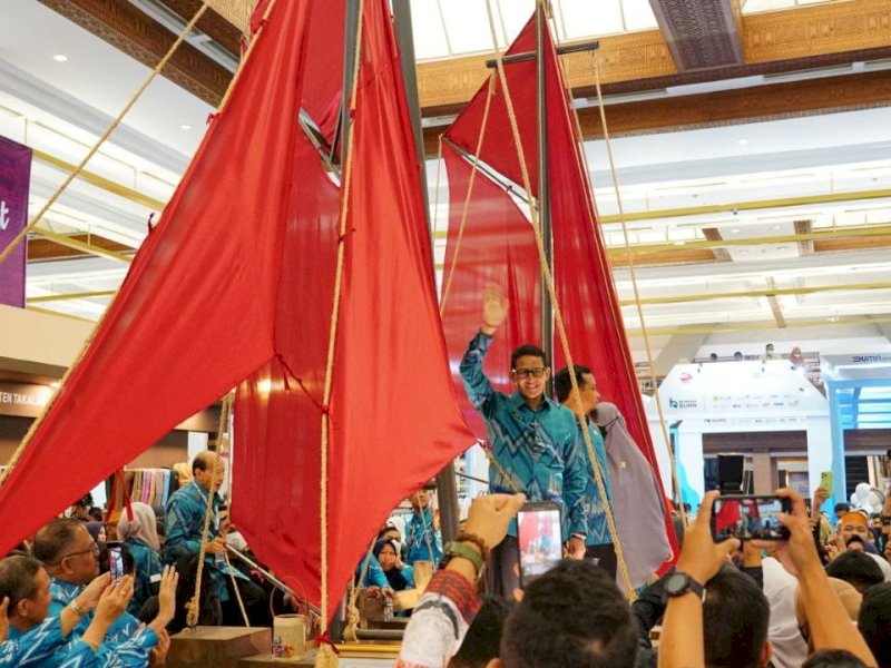 Menparekraf Sandiaga Uno, melambaikan saat berada di atas miniatur perahu Pinisi kepada pengunjung pameran kerajinan unggulan dalam Inacraft 2023 di Jakarta. @Jejakfakta/ist.