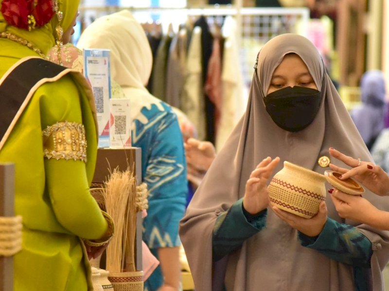 Ketua Dekranasda Sulsel, Naoemi Octarina, saat mengunjungi beberapa stand pada pameran kerajinan Inacraft 2023 di Jakarta, Kamis (2/3/2023). @Jejakfakta/ist.