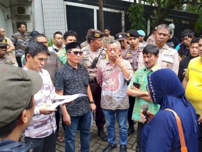Aliansi pedagang yang mengatasnamakan Serikat Rakyat Mandiri Indonesia (SMRI) Makassar melakukan demonstrasi di Kantor DPRD Makassar pada Kamis (2/3/2023). (Foto: Ist) 
