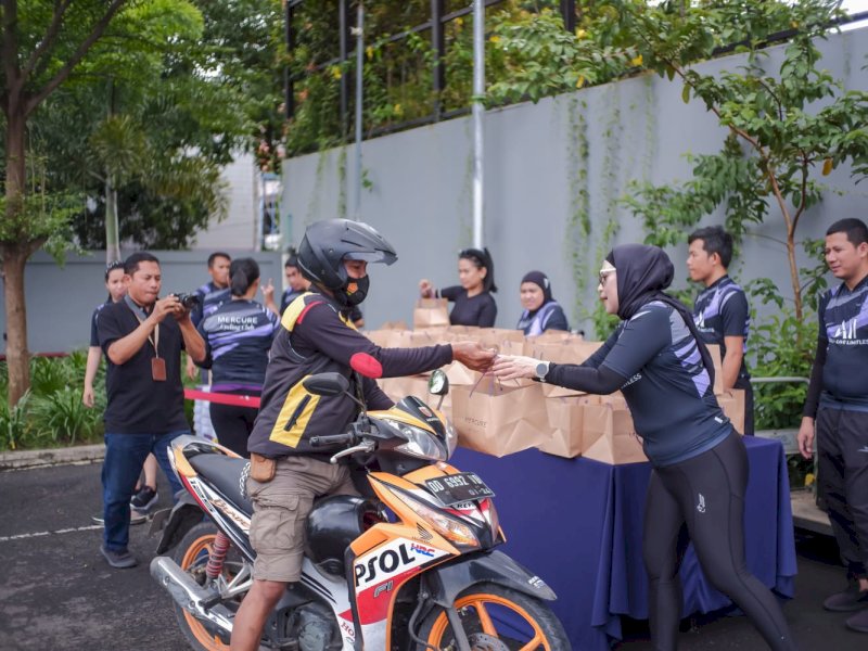 Mercure Cycling Community membagikan ratusan nasi box untuk ojek online (ojol). Kegiatan ini dilakukan di parkiran Mercure Makassar Nexa Pettarani, Jumat (3/3/2023). (Dok: Mercure Makassar Nexa Pettarani)