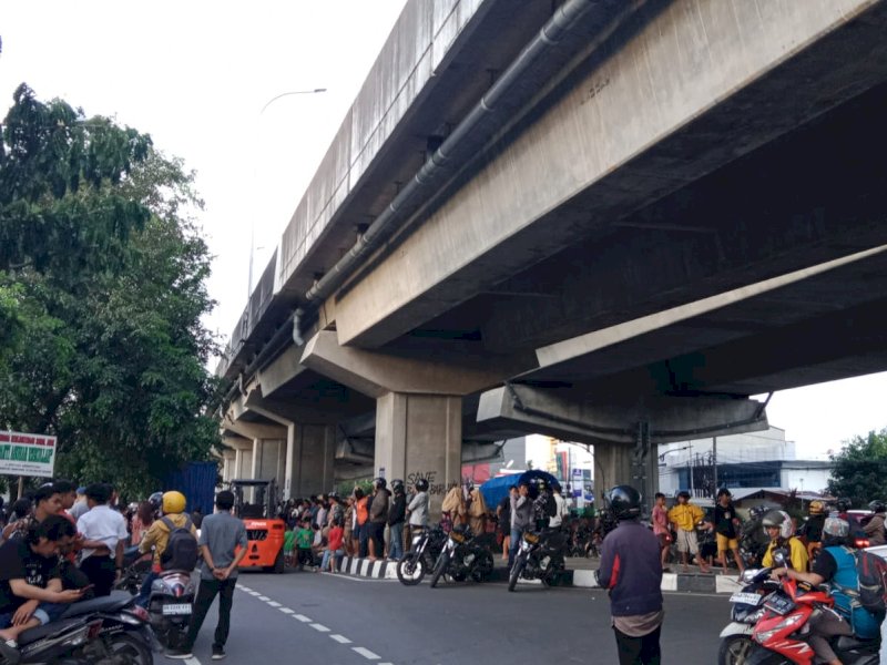 Telah terjadi perkelahian kelompok di Jalan AP Pettarani, Kota Makassar, Sulawesi Selatan, Jumat (3/3/2023) sekitar pukul 16.40 Wita. (Foto: Samsir/jejakfakta).