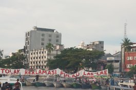Rakyat Pulau Lae-Lae Berperahu Aksi di CPI: Tolak Reklamasi