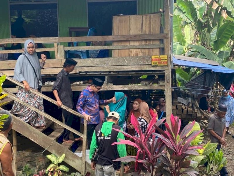 Anggota DPRD Sulsel Selle KS Dalle melayat ke rumah duka bayi empat bulan di Soppeng yang meninggal akibat dibunuh oleh AR (45) ayah kandung korban sendiri, Sabtu (4/3/2023). 