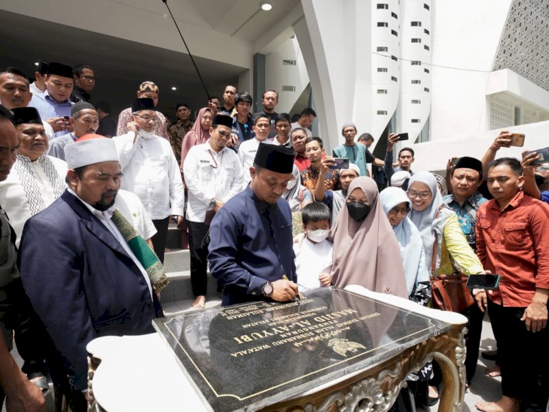 Gubernur Sulsel, Andi Sudirman Sulaiman bersama Ketua TP-PKK Sulsel, Naoemi Octarina meresmikan Masjid Al-Ayyubi di Kompleks Kantor Gubernur Sulsel di Makassar, Jumat (3/3/2023). @Jejakfakta/ist.