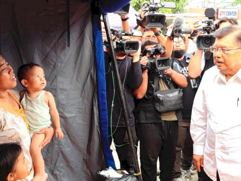 Ketua PMI Pusat, Jusuf Kalla (JK) saat berkunjung ke posko PMI untuk korban kebakaran Depo Pertamina Plumpang, Sabtu (4/3/2023). @Jejakfakta/Rudi Gunawan