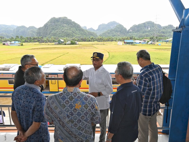 Menhub Budi Karya Sumadi berbicang di Stasiun Rammang-Rammang saat memantau proyek Kereta Api (KA) Makassar&ndash;Parepare. @Jejakfakta/dok. Kemenhub.