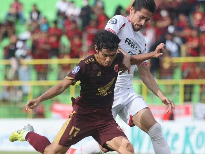 Pemain PSM, Rasyid Bakri (kiri) saat ditempel pemain Persis Solo, Gavin Kwan. Persis unggul sementara 1-0 di babak pertama. Foto: @psmmakassar